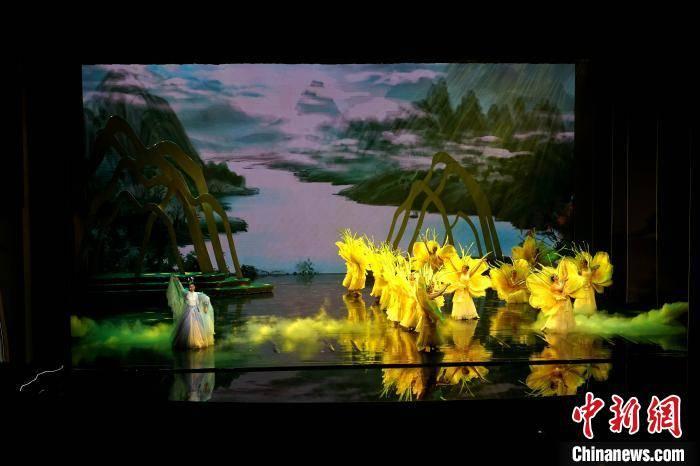 司机高速倒车被交警通报,虞书欣工作室就司机违法倒车致歉